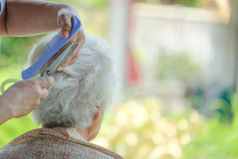 Как в столичных социальных домах работают парикмахеры 