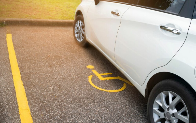 Парковочные разрешения для людей с инвалидностью будут продлены автоматически