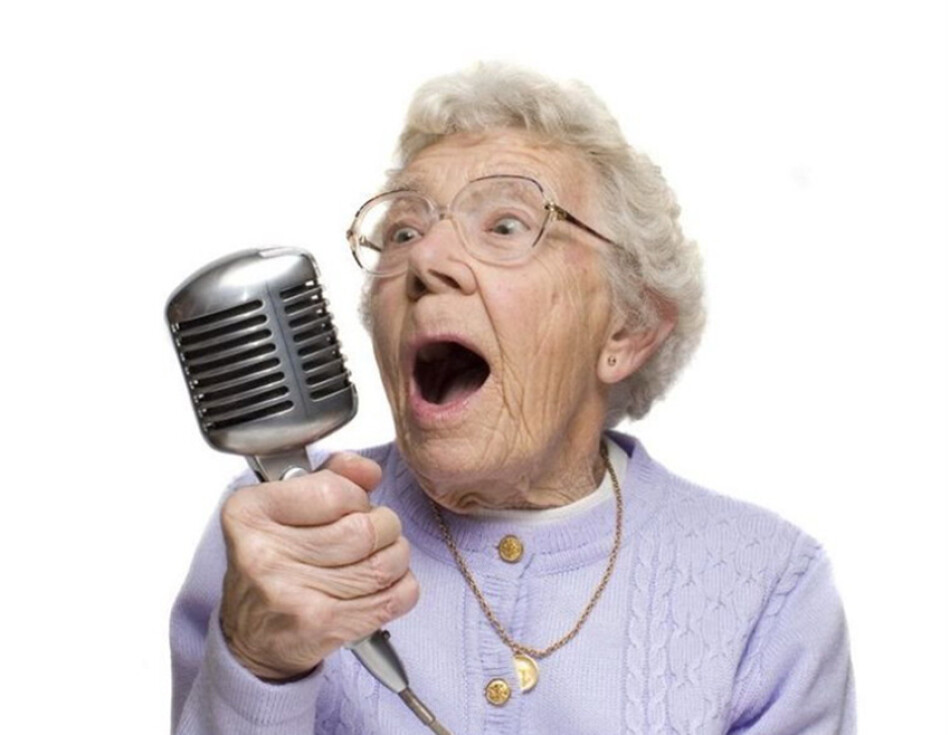 Музыка поют бабушки. Человек поет. Пожилые люди поют. Пение для пожилых людей.