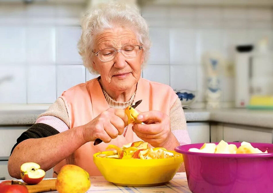 My grandmother usually cooks. Бабка на кухне. Бабушка с фруктами. Бабушка готовит. Старушка на кухне.