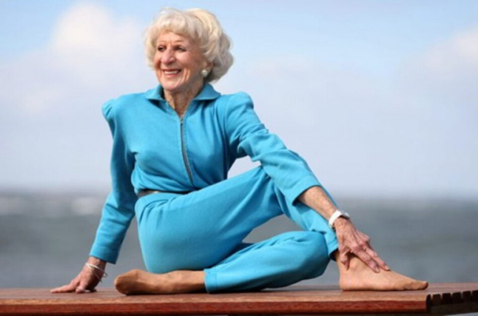 Женщины в возрасте занимаются. Бетти Кальман. Бетти Кальман инструктор йоги. Йоги в возрасте. Пожилая женщина.