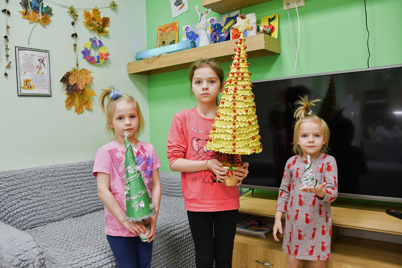 Дети-сироты сделали елочки для москвичей старшего возраста