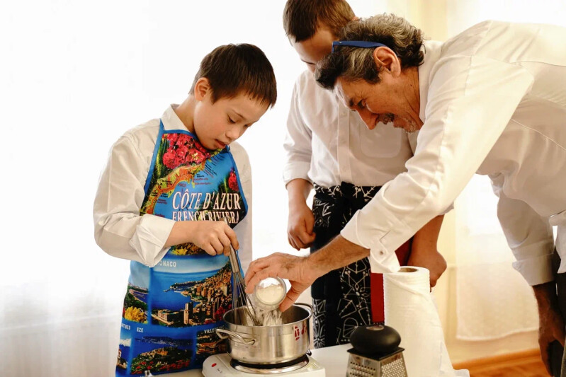 Как французский шеф-повар обучает воспитанников столичного особого семейного центра кулинарному мастерству