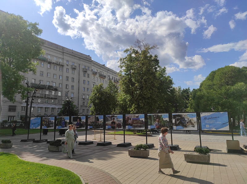 Работа для души: в Москве открылась выставка ко Дню социального работника