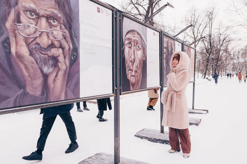 «Накормить и согреть»: портреты бездомных людей можно увидеть на Гоголевском бульваре