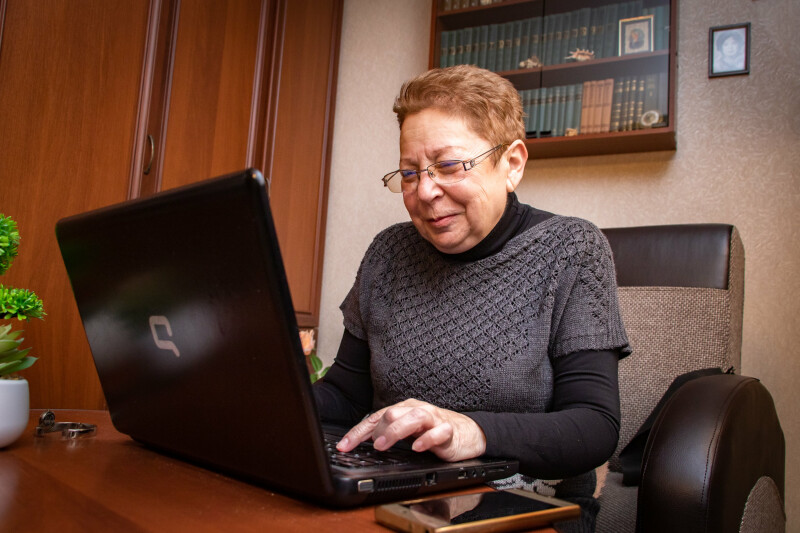 Старшее поколение москвичей осваивает компьютер и смартфон на онлайн-занятиях «Московского долголетия»