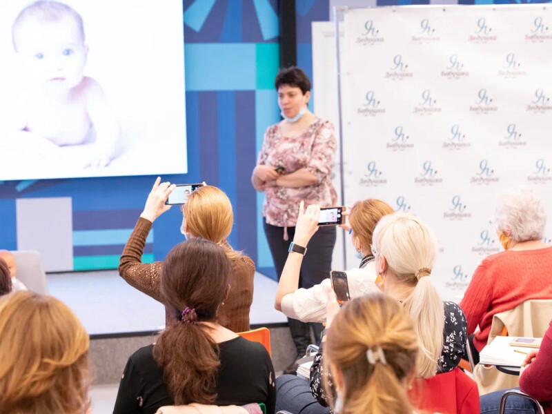 Профессия няня: в Москве стартует новый набор в бесплатную школу нянь «Бабушка и дедушка на час»