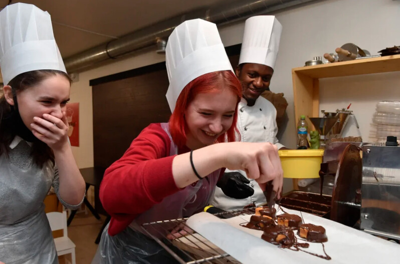 Воспитанницы столичного Центра содействия семейному воспитанию побывали на мастер-классе у шоколатье
