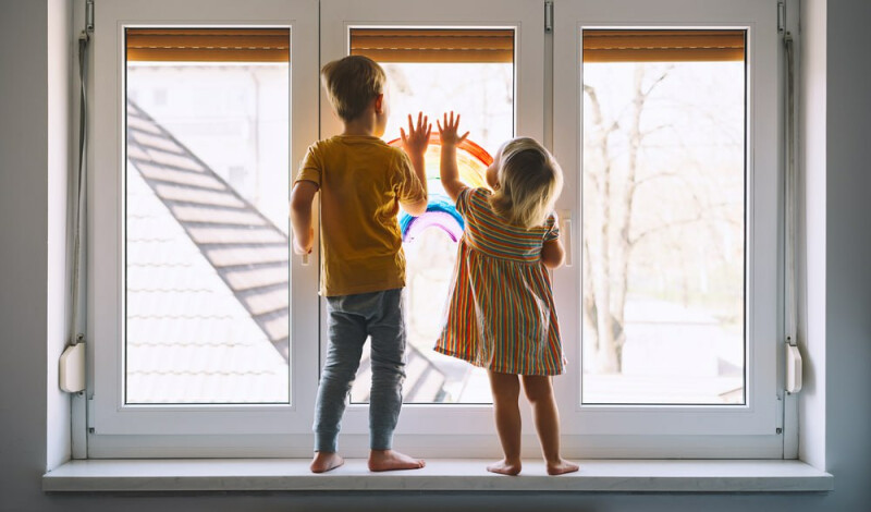 Открытые окна: специалисты семейных центров дают рекомендации, как обезопасить ребенка дома