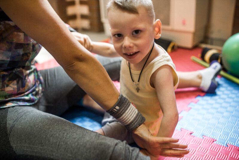 Как в ЦССВ «Доверие» занимаются адаптивной физкультурой с детьми с ДЦП 