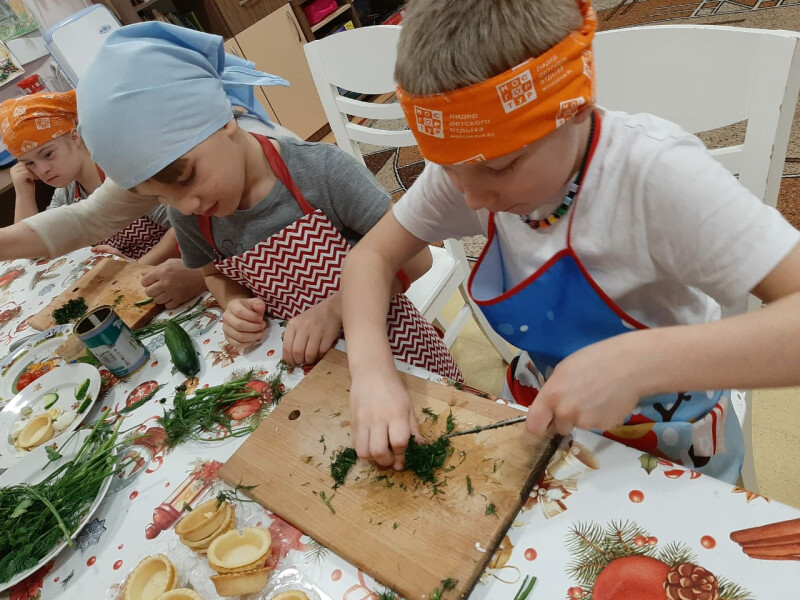 Воспитанники центров содействия семейному воспитанию устроили соревнования в приготовлении новогодних блюд