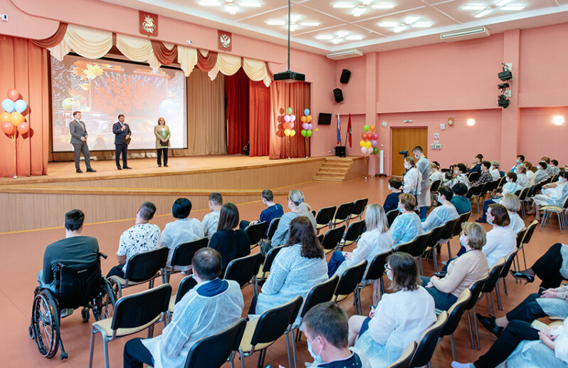 Евгений Стружак поздравил сотрудников Комплексного реабилитационно-образовательного центра с Днем учителя