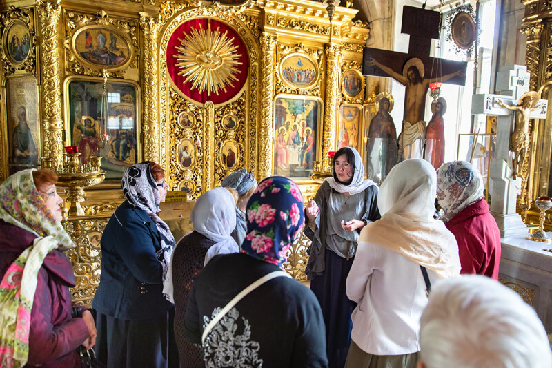 Участники «Московского долголетия» побывали на экскурсии в Богоявленском кафедральном соборе в Елохове