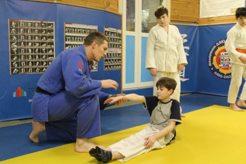 Тренировка по дзюдо для Артема: проект «Давай друЖИТЬ!» помог найти наставника для подопечного семейного центра