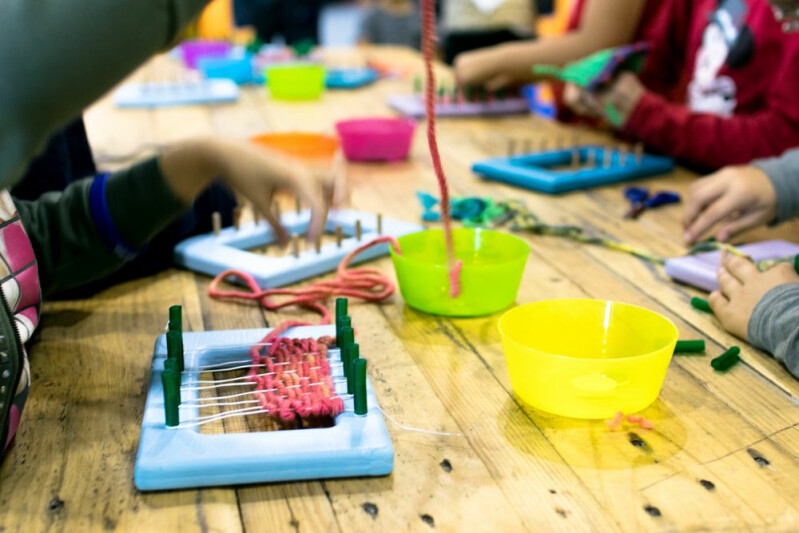 Как арт-терапевтические занятия в семейных центрах помогают детям развиваться