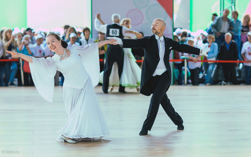 «Танцы — это лучший способ уберечься от деменции»: как проходят занятия танцами в проекте «Московское долголетие»