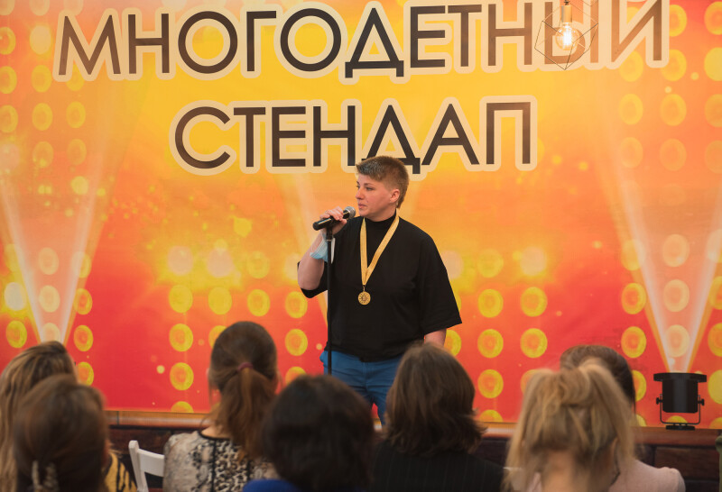 Пожелания звезд, стендап «Я не шучу» и турнир по канапе на шпажках: как поздравили с Международным женским днем многодетных мам Москвы