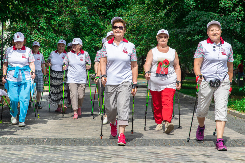Участников «Московского долголетия» приглашают присоединиться к соревнованиям по фоновой ходьбе «Человек идущий»