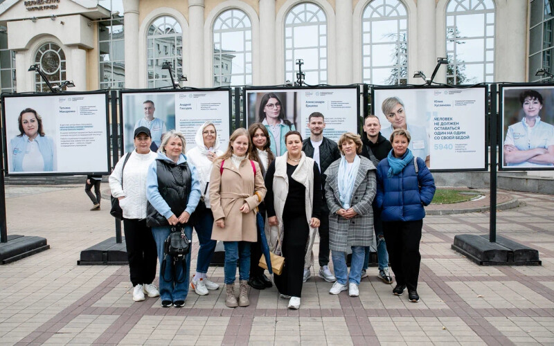 История в лицах: на Чистопрудном бульваре открылась фотовыставка о социальных координаторах