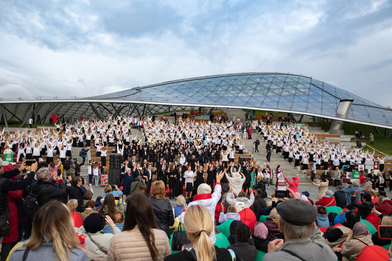 Сводный хор «Московского долголетия» поздравил столицу с юбилеем