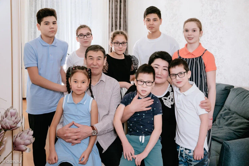Как становятся профессиональными родителями: история семьи Касьяновых