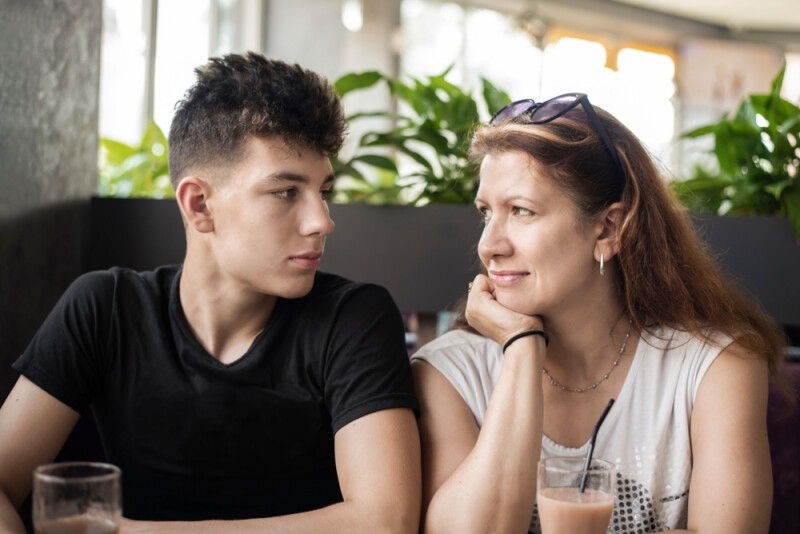 Как найти подход к сыну-подростку: советы психолога