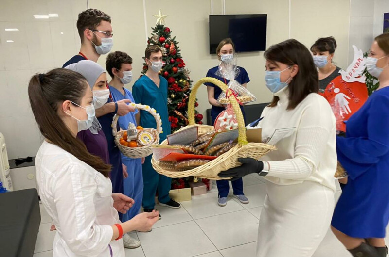 Воспитанники и сотрудники столичных центров содействия семейному воспитанию поздравили врачей с Рождеством