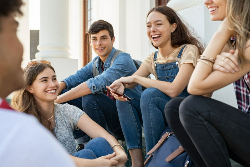 Дружеская атмосфера и обмен мнениями: в семейных центрах столицы подростки развивают навыки коммуникации