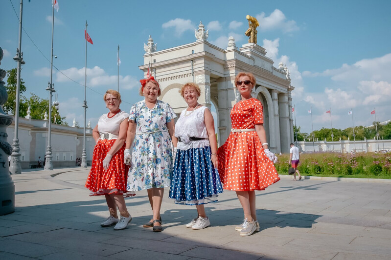 Участники «Московского долголетия» смогут установить новый рекорд в танцевальном ретрофлешмобе на ВДНХ