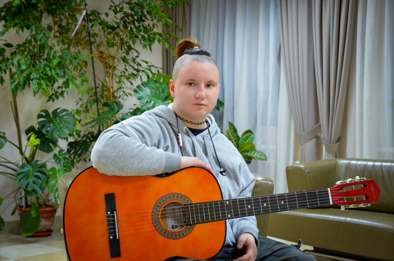 Гитарист Flamencomania исполнил мечту 14-летней Яны из проекта «Давай друЖИТЬ!»