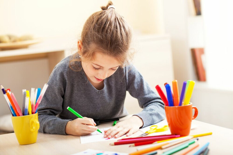 Ежегодно свыше 4,5 тысячи занятий по изобразительному искусству проходит в центрах для детей-сирот