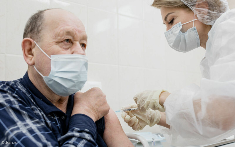 В Москве соцработники начали информировать жителей старше 60 лет о вакцинации от COVID-19