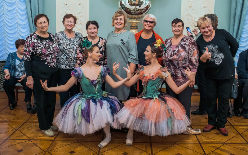 Балет вне возраста: в Москве для участников проекта «Московское долголетие» выступили корифеи московского балета