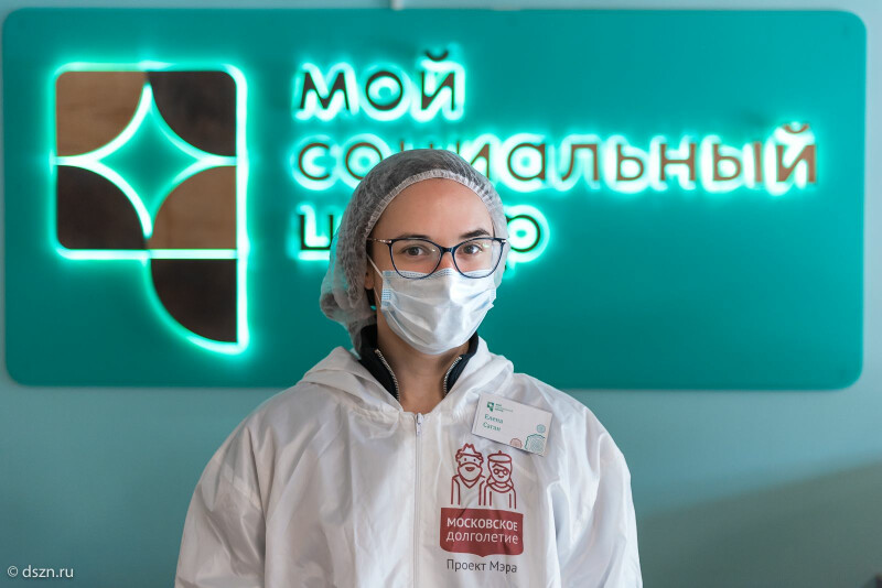 Московские соцработники регулярно сдают тесты на COVID-19