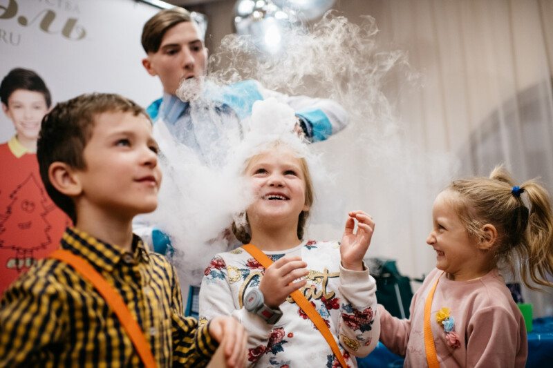 Сухой лед, нетающий снег и научные открытия: по всей Москве пройдут научно-популярные шоу для многодетных семей