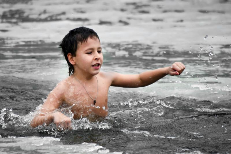 Психолог рассказывает, стоит ли устраивать крещенские купания с детьми