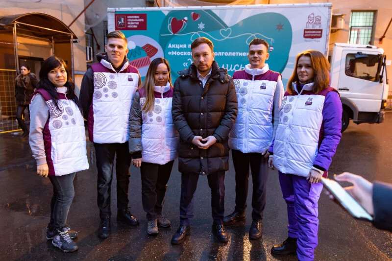 От открыток до гуманитарной помощи: москвичи отправили подарки участникам СВО и жителям новых регионов России