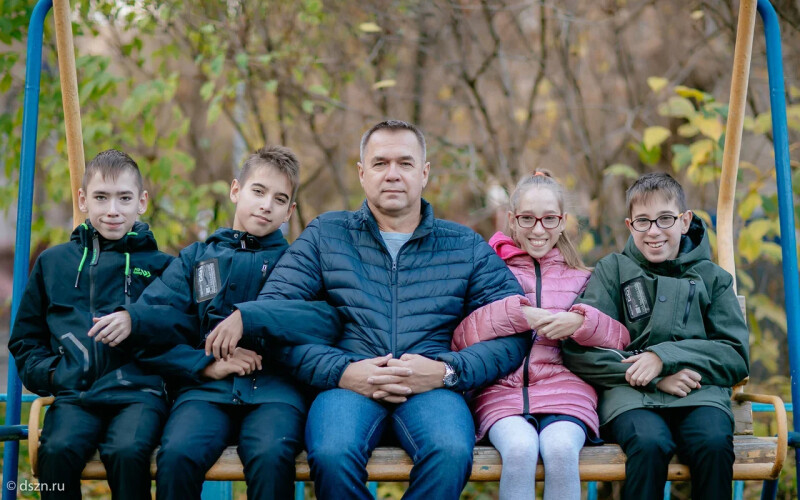 «Двое больше похожи на маму, двое — на меня»: история многодетного москвича, который воспитывает четверняшек