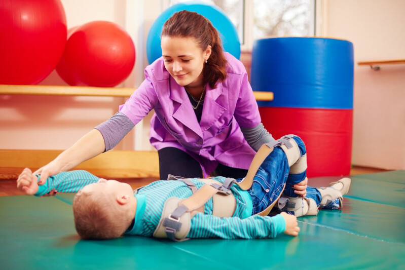 Игровой массаж: как в особом семейном центре используют новые методики реабилитации детей