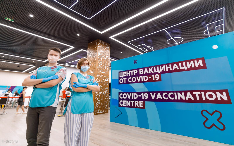Сотрудники московских социальных центров рассказали о том, как трудятся в центрах вакцинации