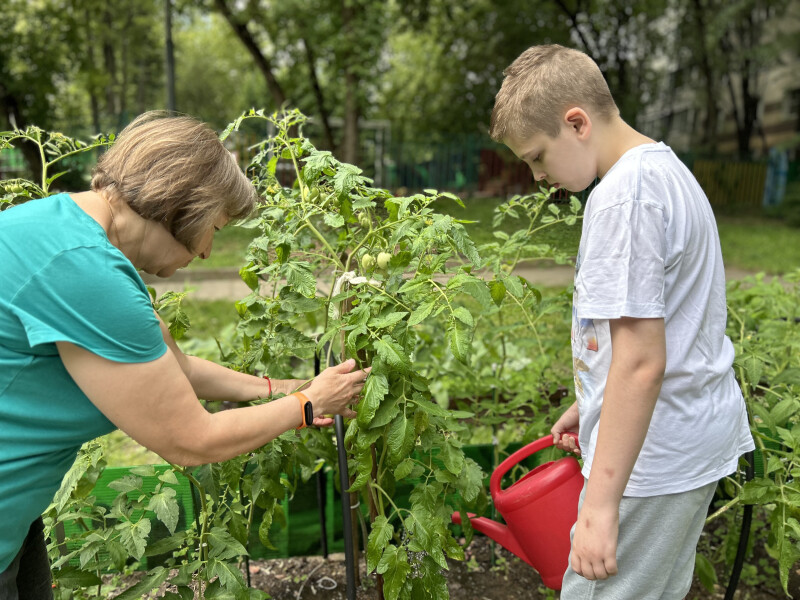 Садоводство и дружеское общение: как участники проекта «Серебряное наставничество» вместе проводят время летом