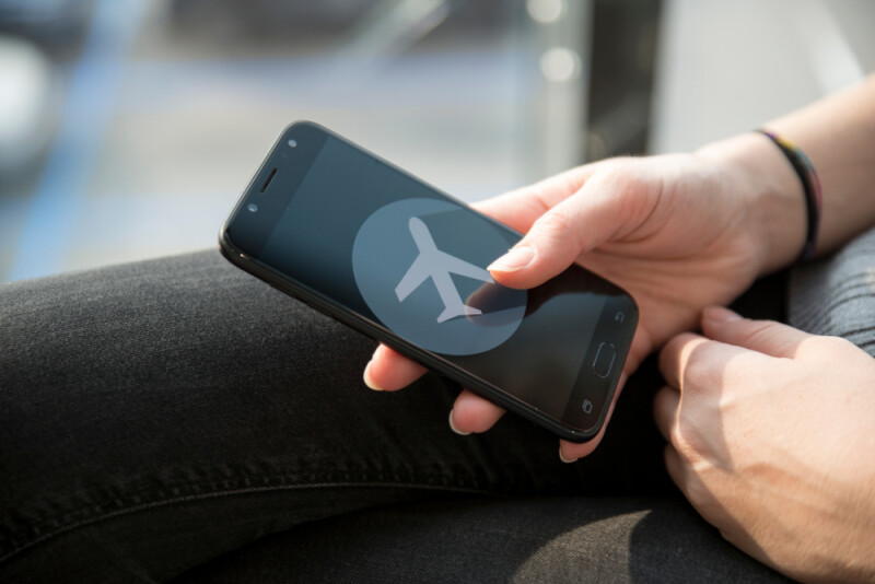 Московские психологи советуют иногда включать авиарежим на смартфоне
