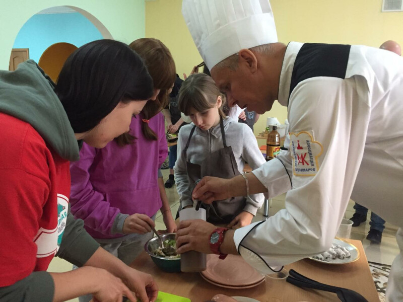Кулинарные мастер-классы в честь Дня матери прошли в столичных семейных центрах