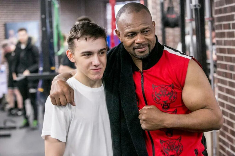 Легенда мирового бокса Рой Джонс исполнил мечту 16-летнего Артема из проекта «Давай друЖИТЬ»
