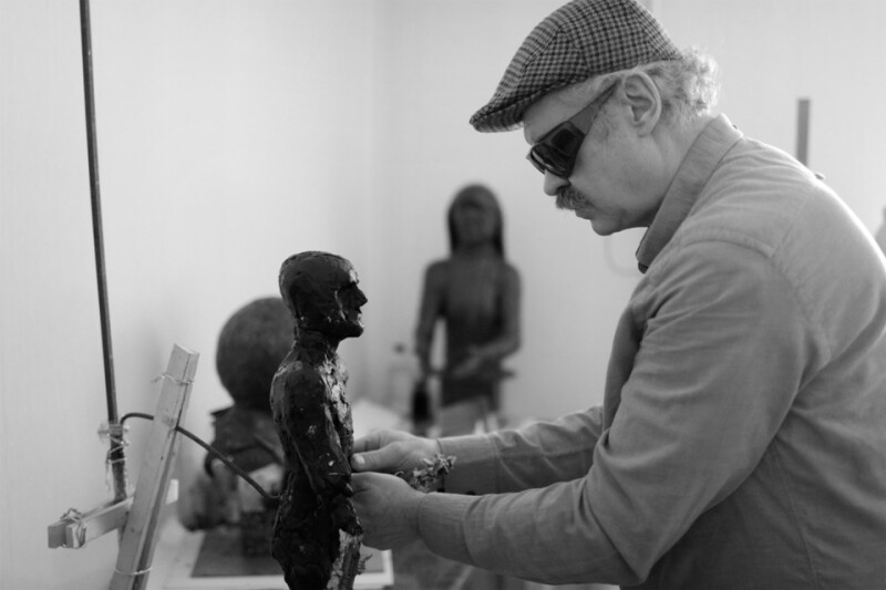 «Забываю о том, что не слышу и не вижу»: история удивительного скульптора Александра Сильянова