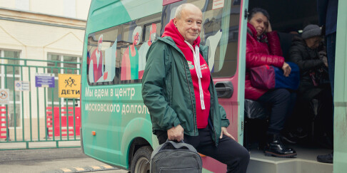 Еще два автобуса начнут бесплатно возить горожан старшего поколения к центрам московского долголетия