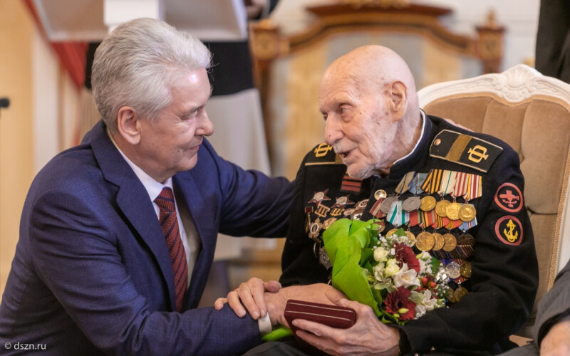 Сергей Собянин вручил ветеранам Великой Отечественной войны юбилейные медали