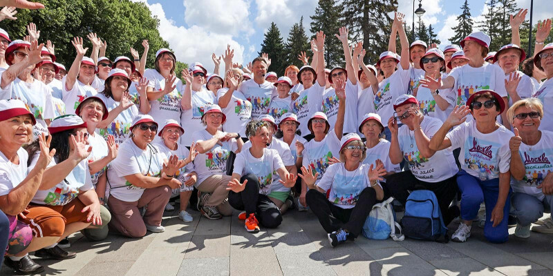 Лучшие места столицы и звездные тренеры: более трех тысяч москвичей старшего поколения посетили «Зарядки долголетия» в июне