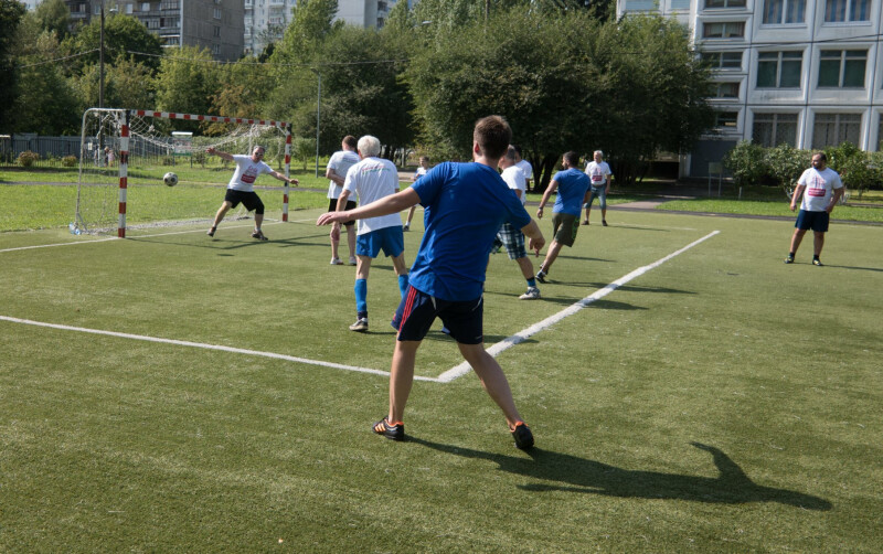 В проекте «Московское долголетие» возобновились занятия по футболу