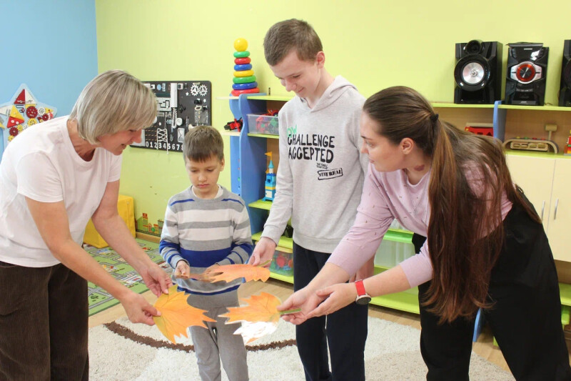 В особых семейных центрах игротерапия помогает развитию детей